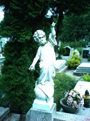 Figurka nagrobna na cmentarzu przy kościółku pw. Wniebowzięcia Najświętszej Maryi Panny w Trzebczu